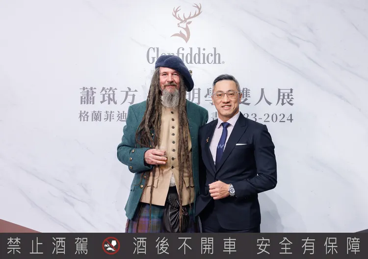 格蘭菲迪 2023-2024 藝術家駐村計畫《彩虹在發生──蕭筑方・李明學雙人展》開幕酒會圓滿落幕(由左至右：格蘭菲迪藝術家駐村計畫負責人Andy Fairgrieve、格蘭菲迪台灣品牌大使James)。業者提供