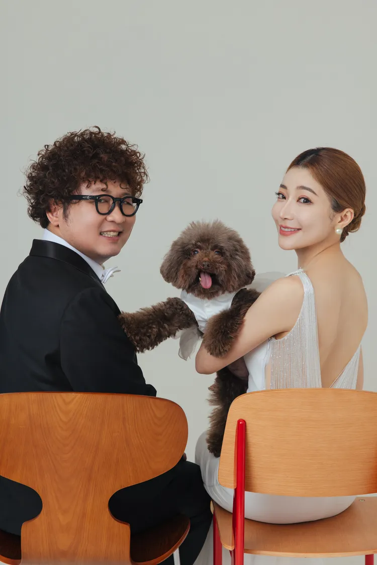 納豆穿帥氣西裝拍婚紗照，依依則大露美背。經紀公司提供