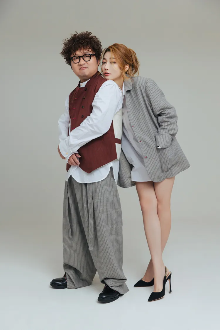 依依「下衣失蹤」秀出美腿，讓納豆狂讚老婆超正。經紀公司提供