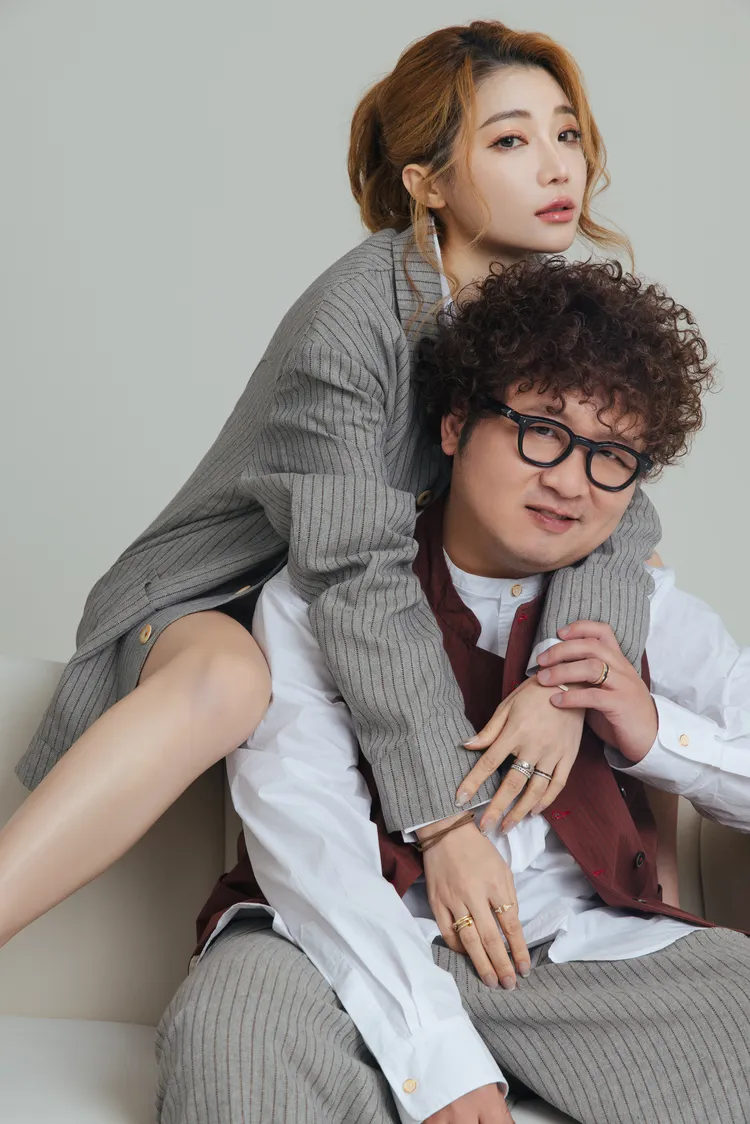 依依害羞透露現在對外還不習慣叫納豆「我老公」。經紀公司提供