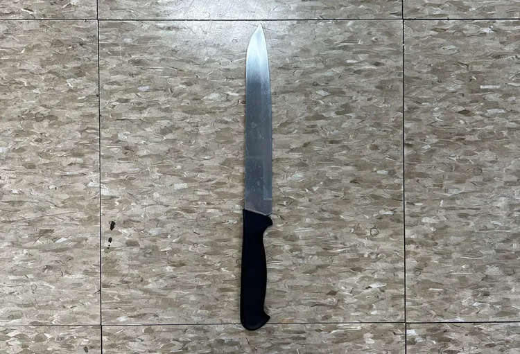 賴嫌所持水果刀凶器威嚇女店員拿出金錢。翻攝畫面