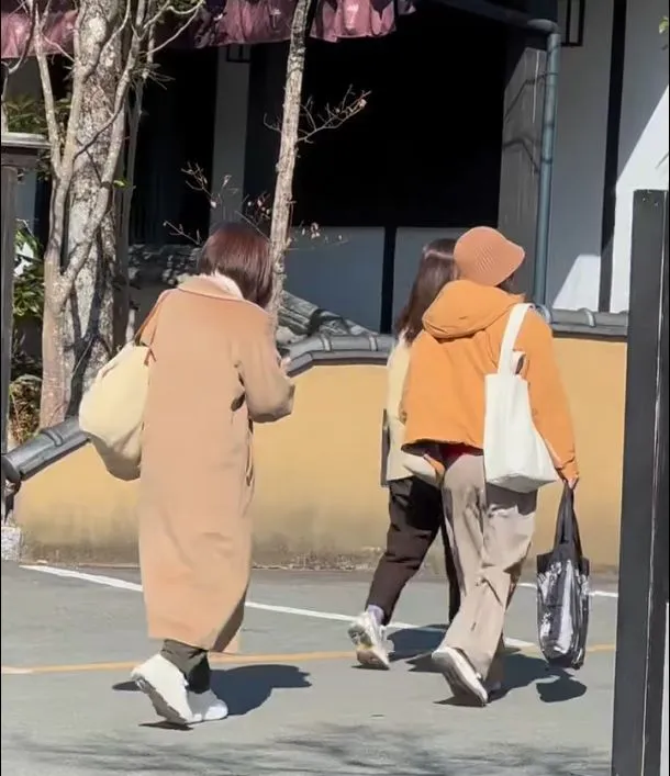 S.H.E結伴出國玩，穿搭都是大地色。翻攝上海全娛樂小紅書