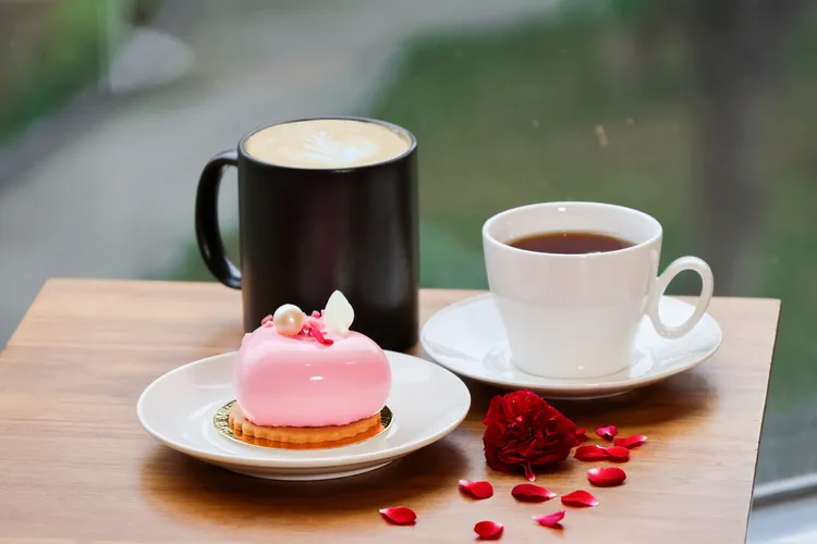 嘉義福容voco酒店即日起至2/28推出「甜蜜上心」，Lobby Café 玫瑰心語慕斯蛋糕加兩杯飲品只要520元。業者提供