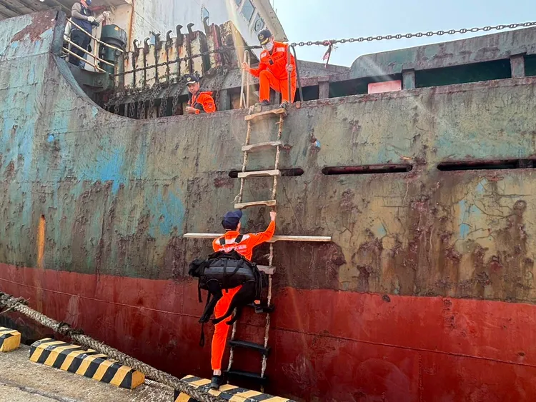 海巡將疑似拖斷臺澎第三海纜的多哥籍「宏泰」貨輪押返偵辦。海巡提供