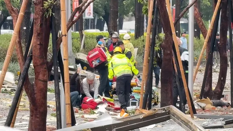 救護人員搶救新光三越氣爆案傷患。民眾提供