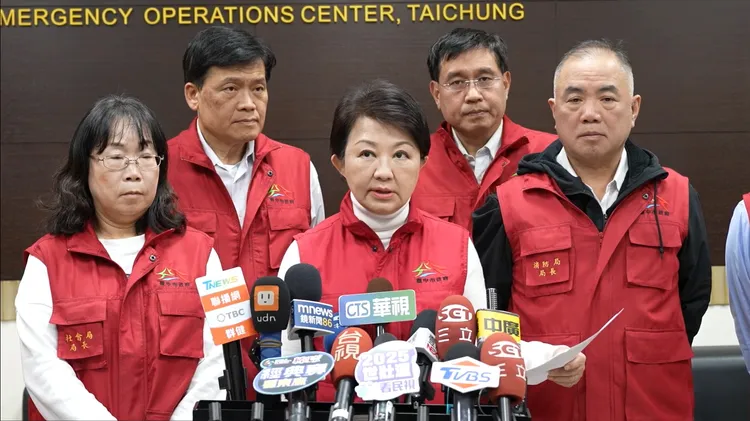 台中市長盧秀燕、消防局長孫福佑（右一）等人，昨晚說明初步研判新光三越氣爆案為瓦斯氣爆。市府提供