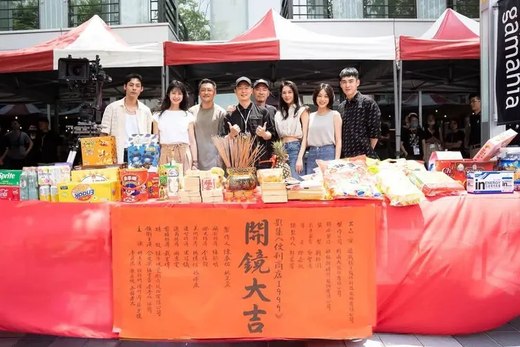 2023年《便利商店1999》盛大開鏡，包含余文樂、賴雅妍、張書豪等人都參加。翻攝自網路