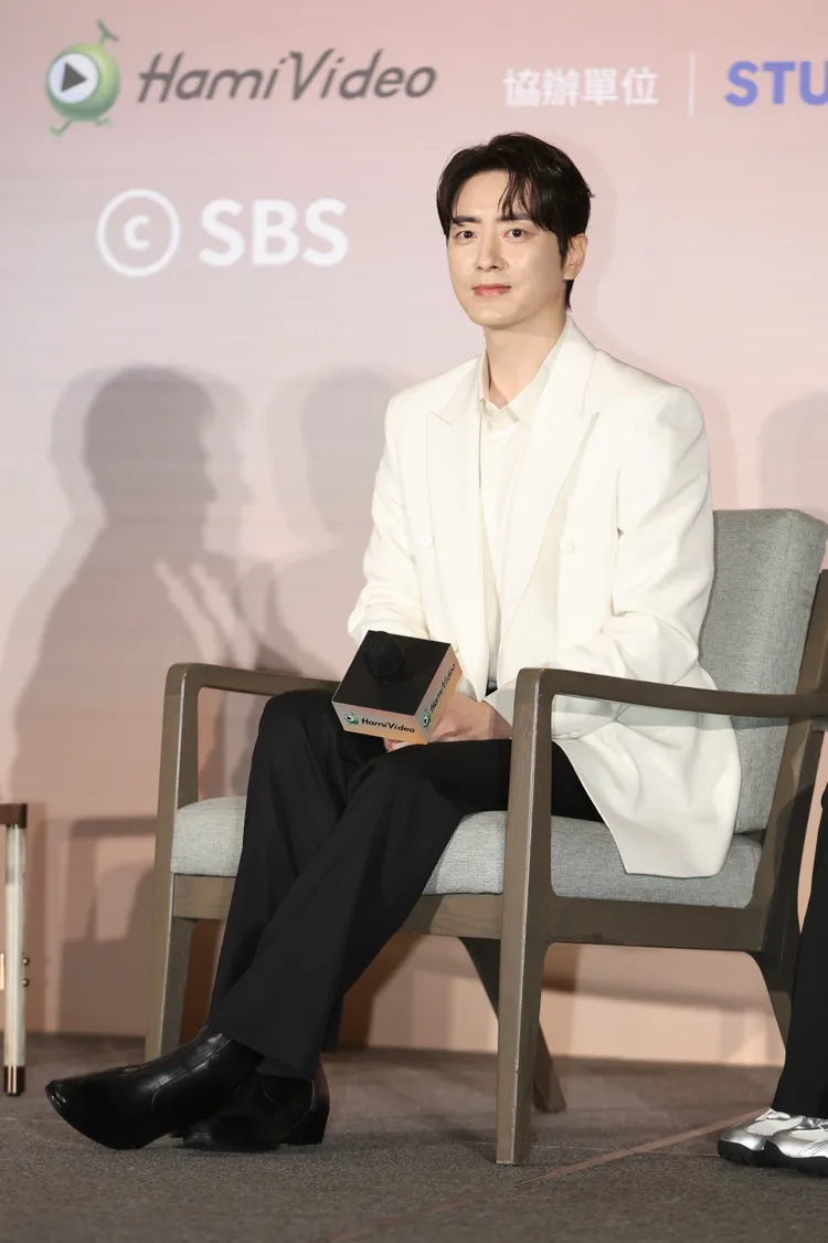 李浚赫提到之前拍戲有練肌力，現在肌肉都沒了。彭欣偉攝