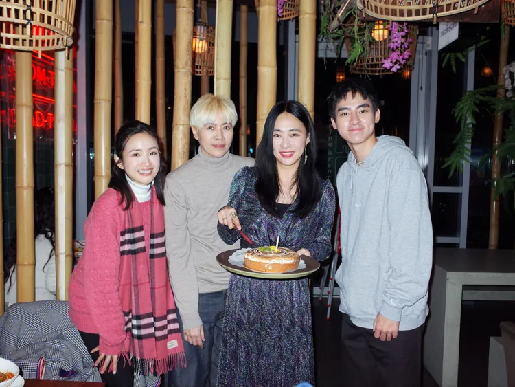 眾人為吳可熙慶生。周子娛樂提供