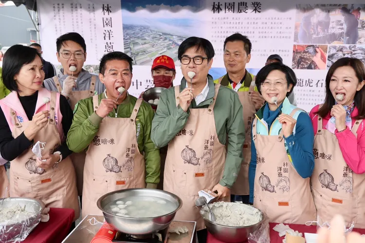 陳其邁與立委、議員親手捏製洋蔥魚丸。市府提供