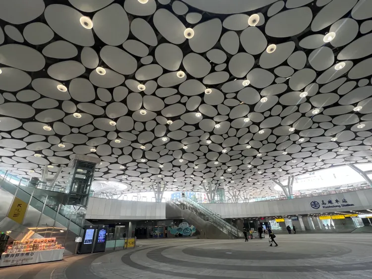 高雄車站新站體天棚完工啟用，地下廣場成圓，商業機能隨著建設到位回升。葉家銘攝