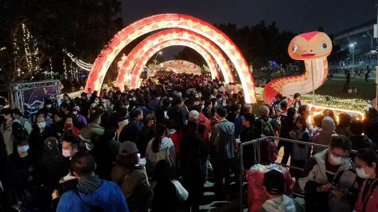 新北燈會10大燈區又有各式活動、多元市集有吃有玩，民眾摩肩擦踵前往朝聖。民政局提供