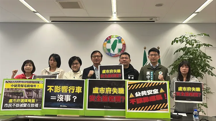 台中市議會民進黨團多位市議員批評中捷在電纜爆炸後未發布消息，列車持續行駛。民眾提供