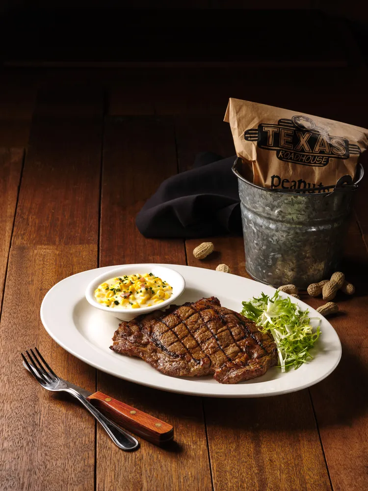 Texas Roadhouse德州鮮切牛排12oz.肋眼牛排另搭配配菜奶油玉米，現省1490元。業者提供