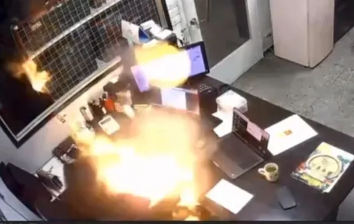 手機「磁吸」充電...行動電源突爆炸 女嚇跌坐、臉慘遭火吻