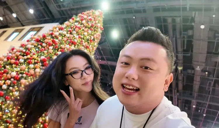 陳老師與現任女友考拉熱戀ing。翻攝「Sean逛吃TV」YT