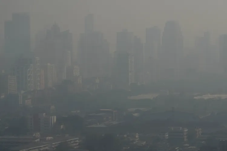 曼谷上月底空汙嚴重，市中心霧茫茫一片。美聯社