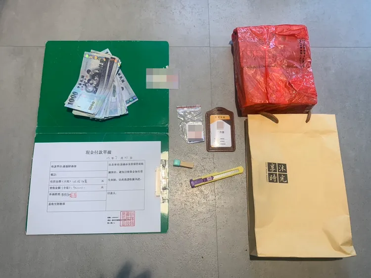 警方在吳姓車手身上起出假證件等證物。民眾提供