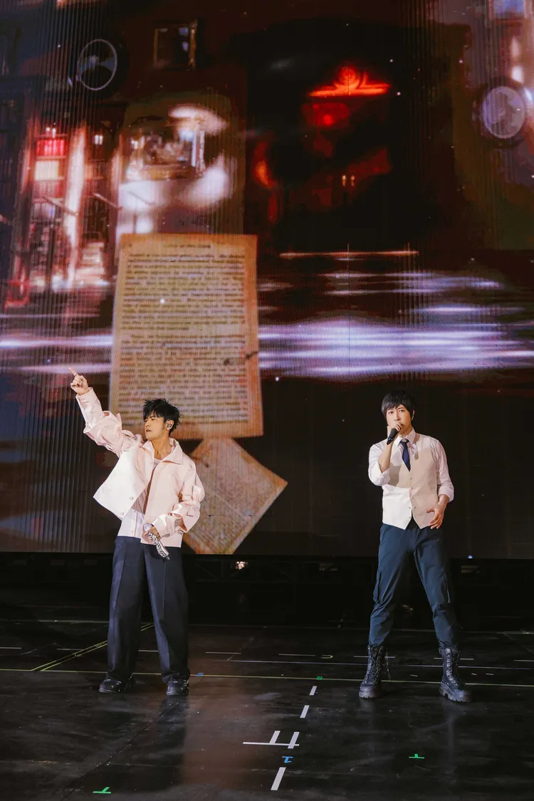 周杰倫（左）與阿信相愛相殺的鬥嘴，笑翻全場。圖／相信音樂、杰威爾提供