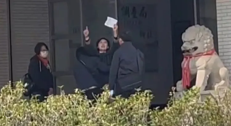 林岱樺被帶回南機組時向媒體大聲喊冤。民眾提供