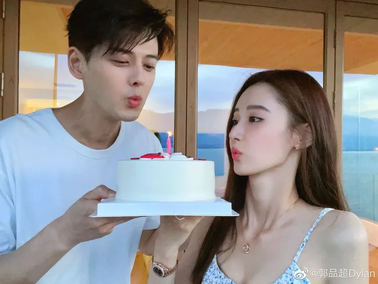 郭品超（左）和馬澤涵熱戀時為她慶生，如今已分手多年。翻攝郭品超微博