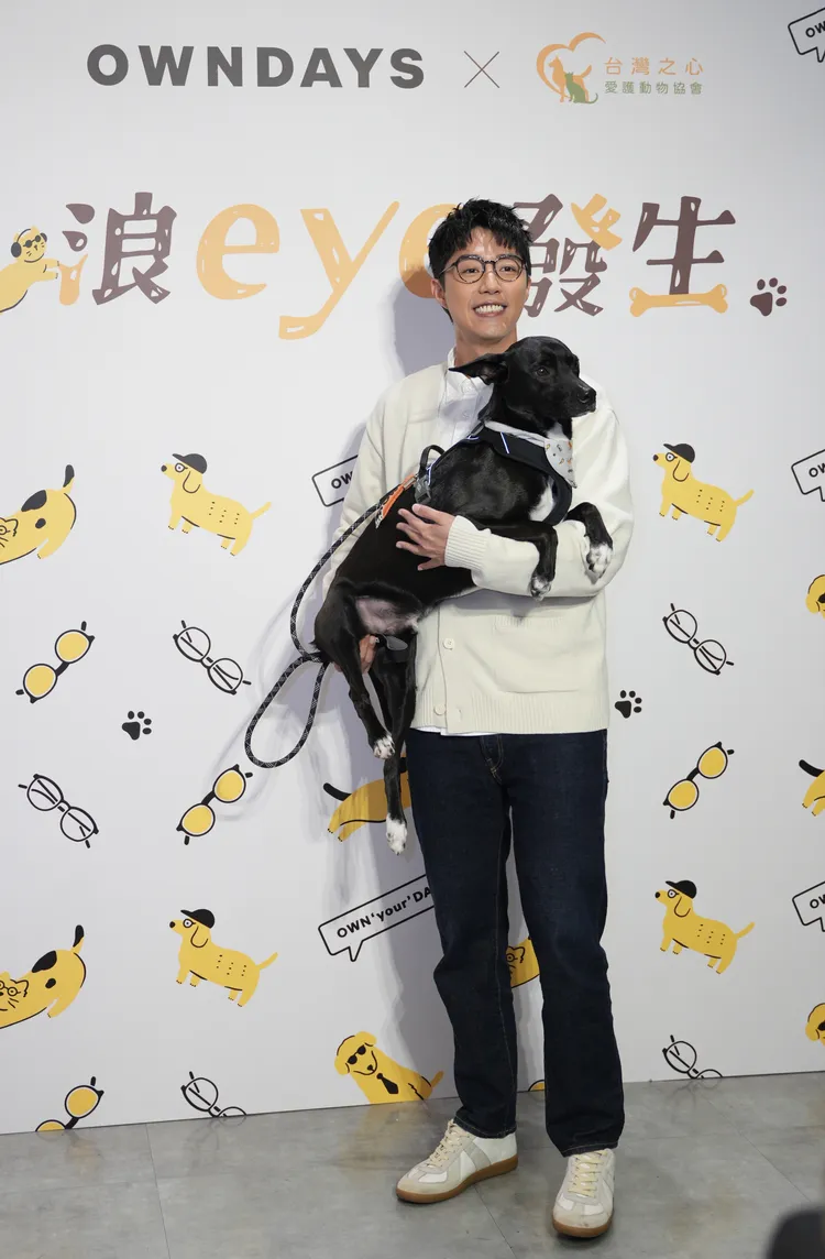 蔡凡熙與愛犬Amo現身OWNDAYS門市。彭欣偉攝