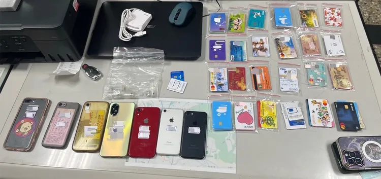 仁武分局查扣二級毒品依托咪酯菸彈、金融提款卡、智慧型行動電話等證物。翻攝畫面