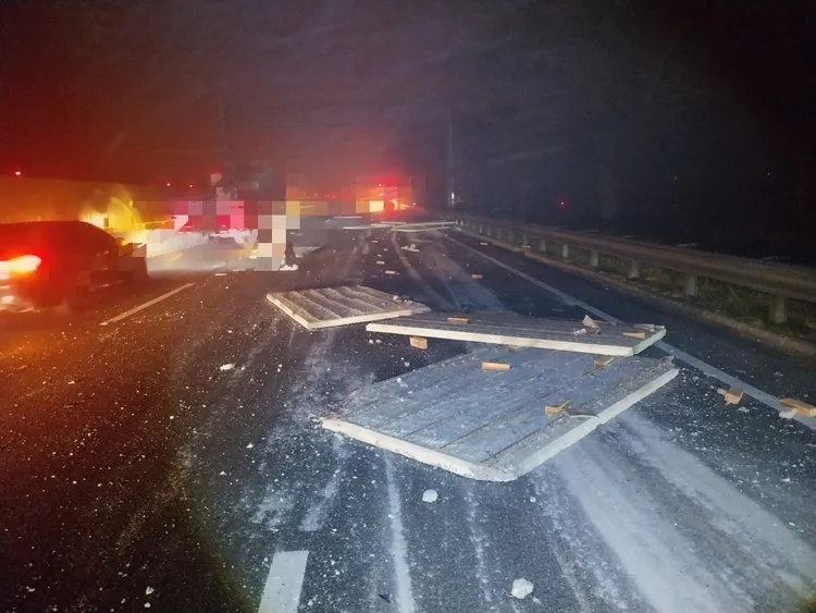 大貨車疑因分心駕駛，擦撞外側護欄，後方5部自小客撞擊掉落物。翻攝畫面