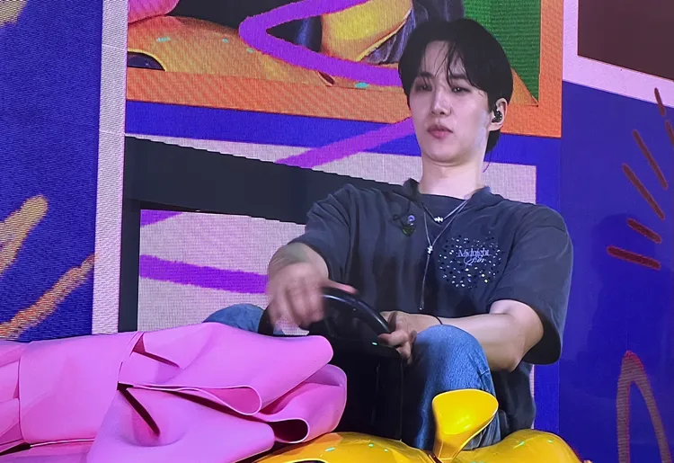 李俊昊把粉絲準備的黃色小車車開上台。讀者提供