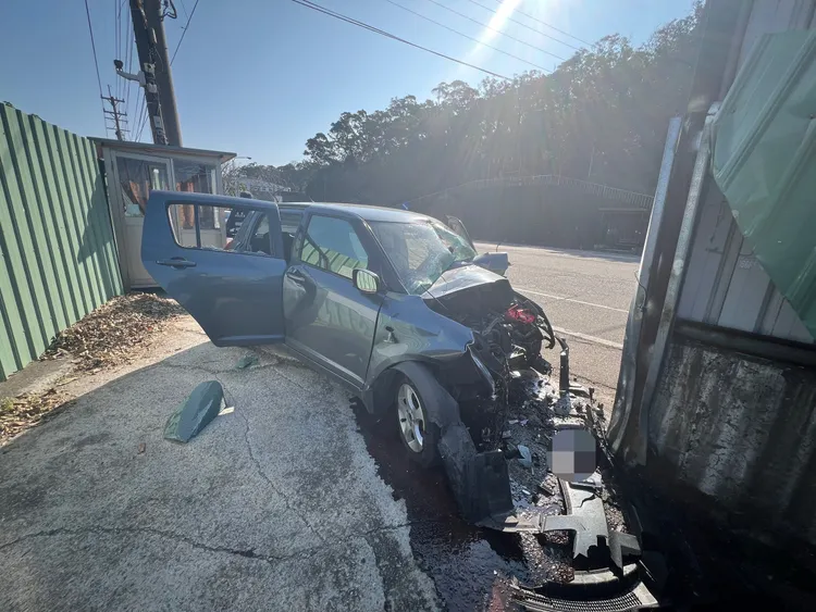 休旅車撞上水泥護欄車頭嚴重受損，女駕駛傷重不治。民眾提供