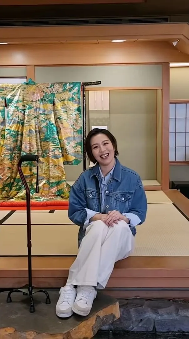 劉品言復原程度已到只需單手拄四腳拐杖。翻攝劉品言臉書