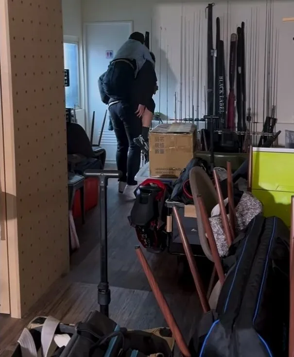 輪椅無法通過，劉品言必須由男同事背去廁所。翻攝劉品言臉書