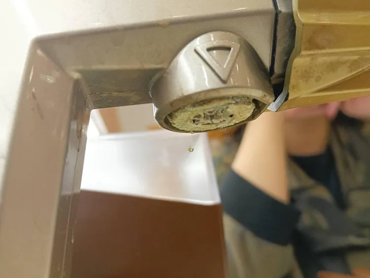 北部某連鎖壽司店熱水出水口處積滿水垢未清、還沾有毛屑。翻攝《爆料公社二社》臉書