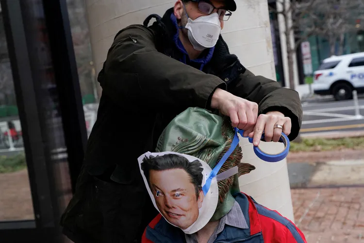 美國抗議者將目標鎖定馬斯克。路透社