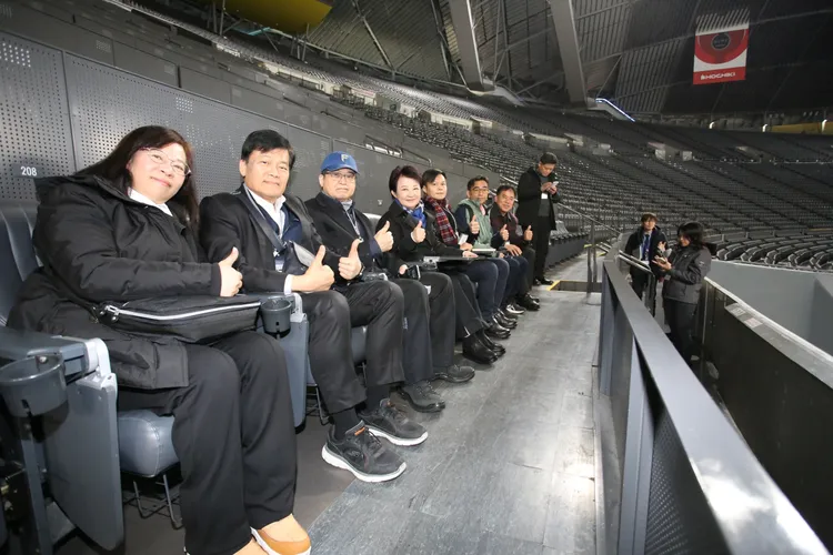 盧秀燕等人體驗在札幌巨蛋參觀比賽的感覺。市府提供