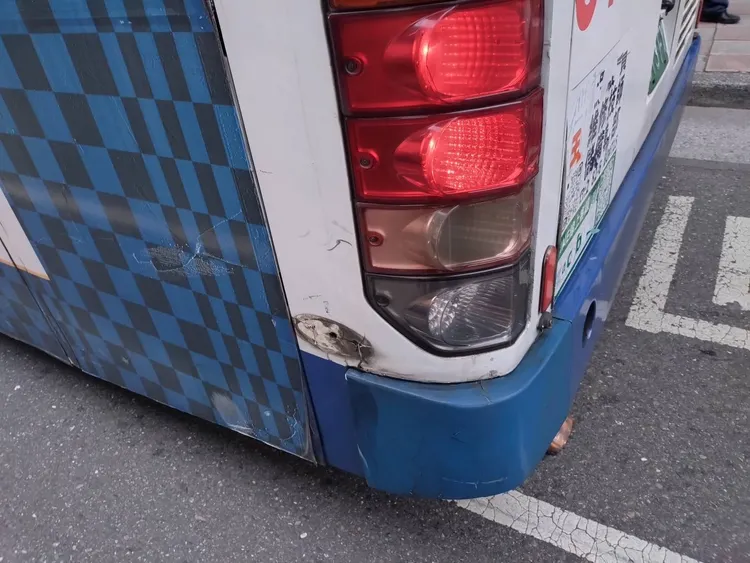 肇事的公車。警方提供