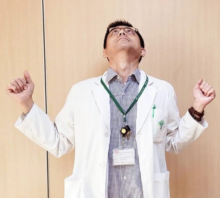 阮綜合神經外科主治醫師鄭傑陽建議，低頭族每小時都要起來動一動，拉伸頸部肌肉。高雄阮綜合醫院提供