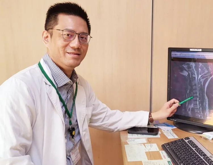 阮綜合神經外科主治醫師鄭傑陽表示，民眾感到肩頸不適時，就應就醫找出原因。高雄阮綜合醫院提供