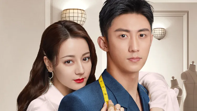 迪麗熱巴（左）和黃景瑜合作《幸福，觸手可及！》傳緋聞至今。劇照