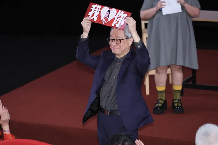 李遠高舉楊麗花手排。彭欣偉攝