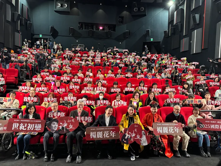 楊麗花戲迷見面會影廳座無虛席，還有戶外直播。彭欣偉攝影