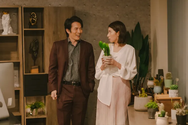 楊晴(右)識破上司黃尚禾不懷好意。TVBS提供