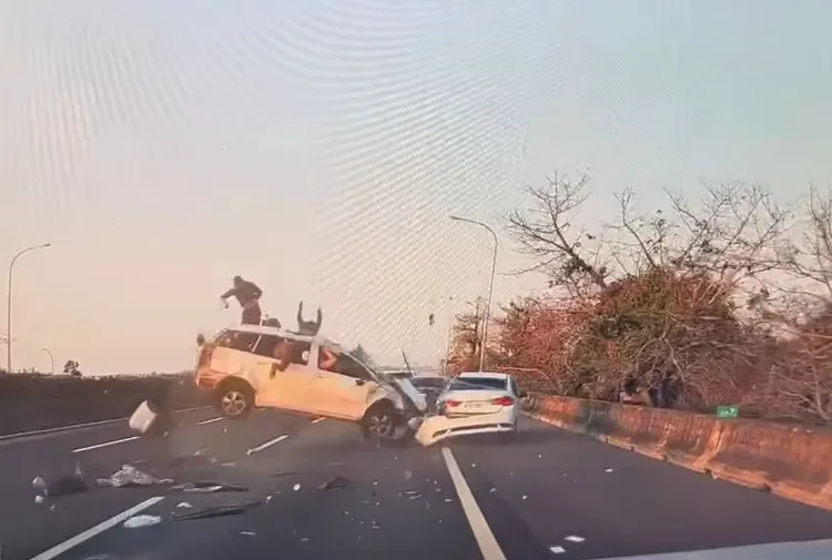 國道1號豐原交流道附近前天1輛WISH休旅車因連環車禍翻覆，2名失聯移工被拋出車外慘死。資料照片