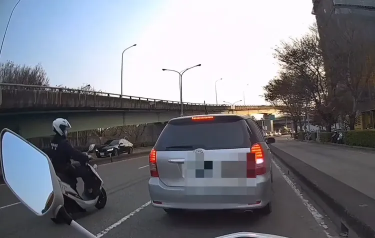 3名失聯移工乘坐的休旅車一度意圖逃避攔查。民眾提供