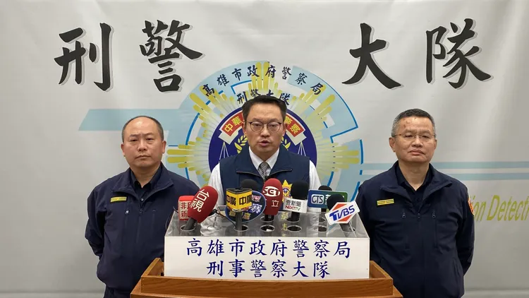 高雄市楠梓分局長陳奕良（左）、前鎮分局長洪榮敏（右）及刑警大隊長鄢志豪（中）共同說明分屍案案情。民眾提供