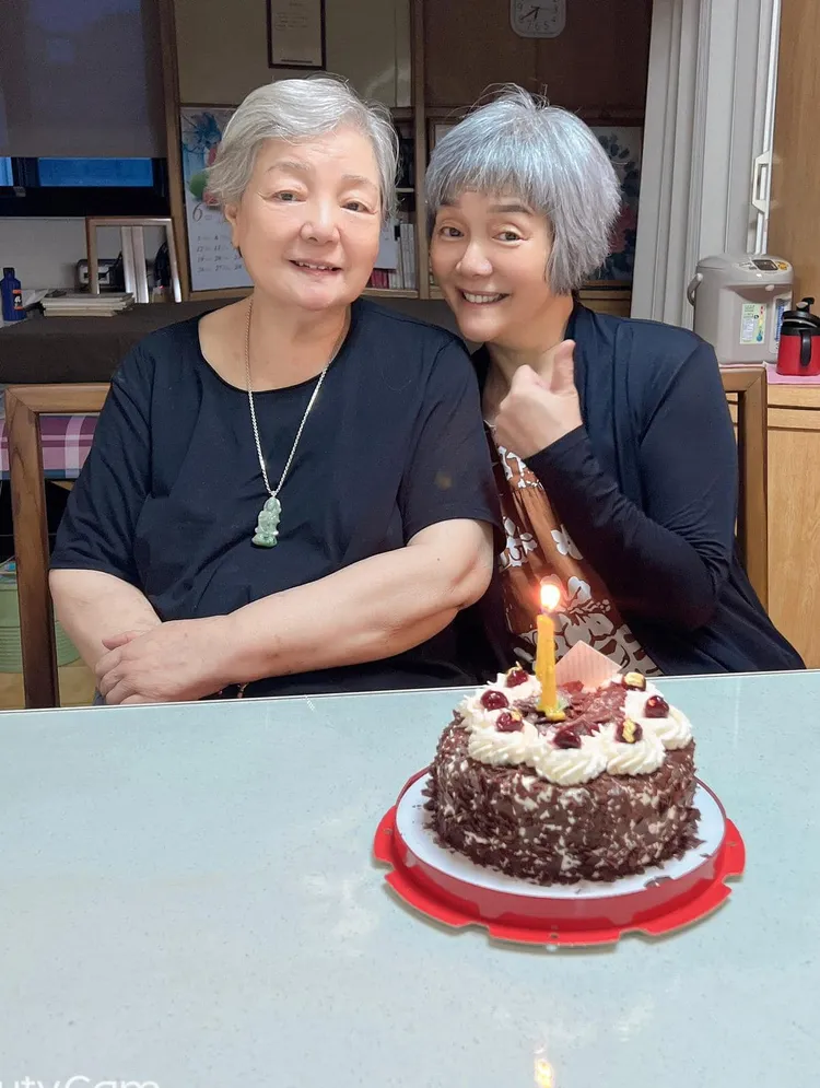 平珩（右）曾分享生日時跟媽媽林婉珍合照。翻攝平珩臉書