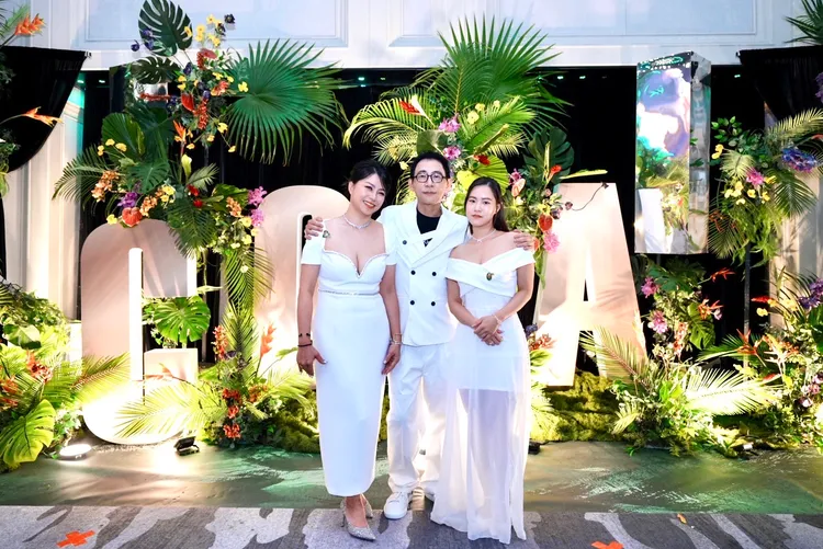 可樂旅遊近日舉辦直售業務「百萬菁英會」活動，總經理李季柏（圖中）表示，以這次參與百萬菁英會的151位直售業務為例，有近半數去年薪突破100萬元。可樂旅遊提供