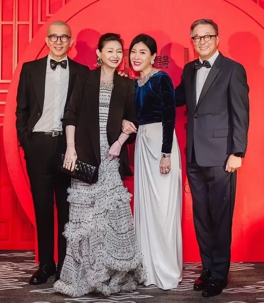 大S與具俊曄在歸寧宴上與主人王偉忠夫婦合影。