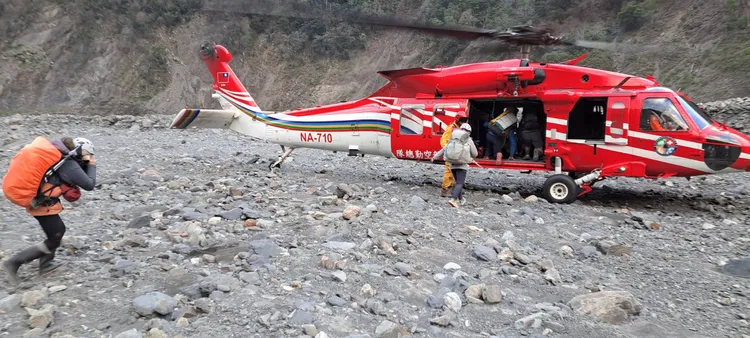 今日下午再救出受困荖濃溪6人。翻攝畫面