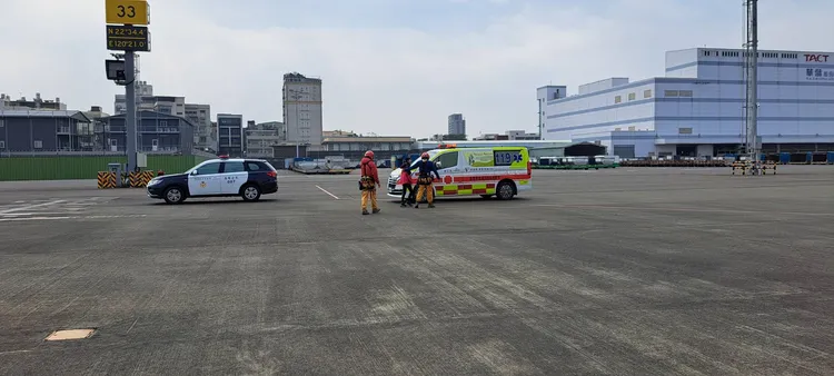 47歲婦人登石山，因體力透支身體不適，空勤總隊直升機支援，將婦人運抵小港機場後送醫。翻攝畫面